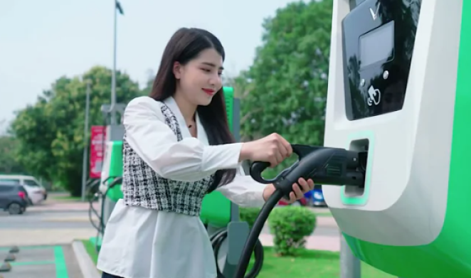 Hướng dẫn sạc xe ô tô điện tại trạm sạc VinFast